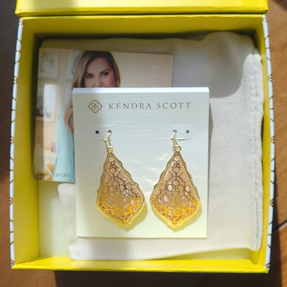 KENDRA SCOTT DROP EARRINGS